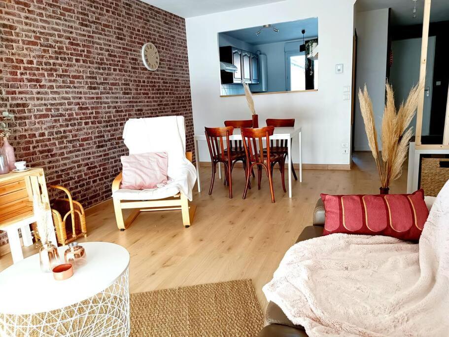Le Cosy Plein Centre Avec Terrasse Apartment Meximieux Exterior photo